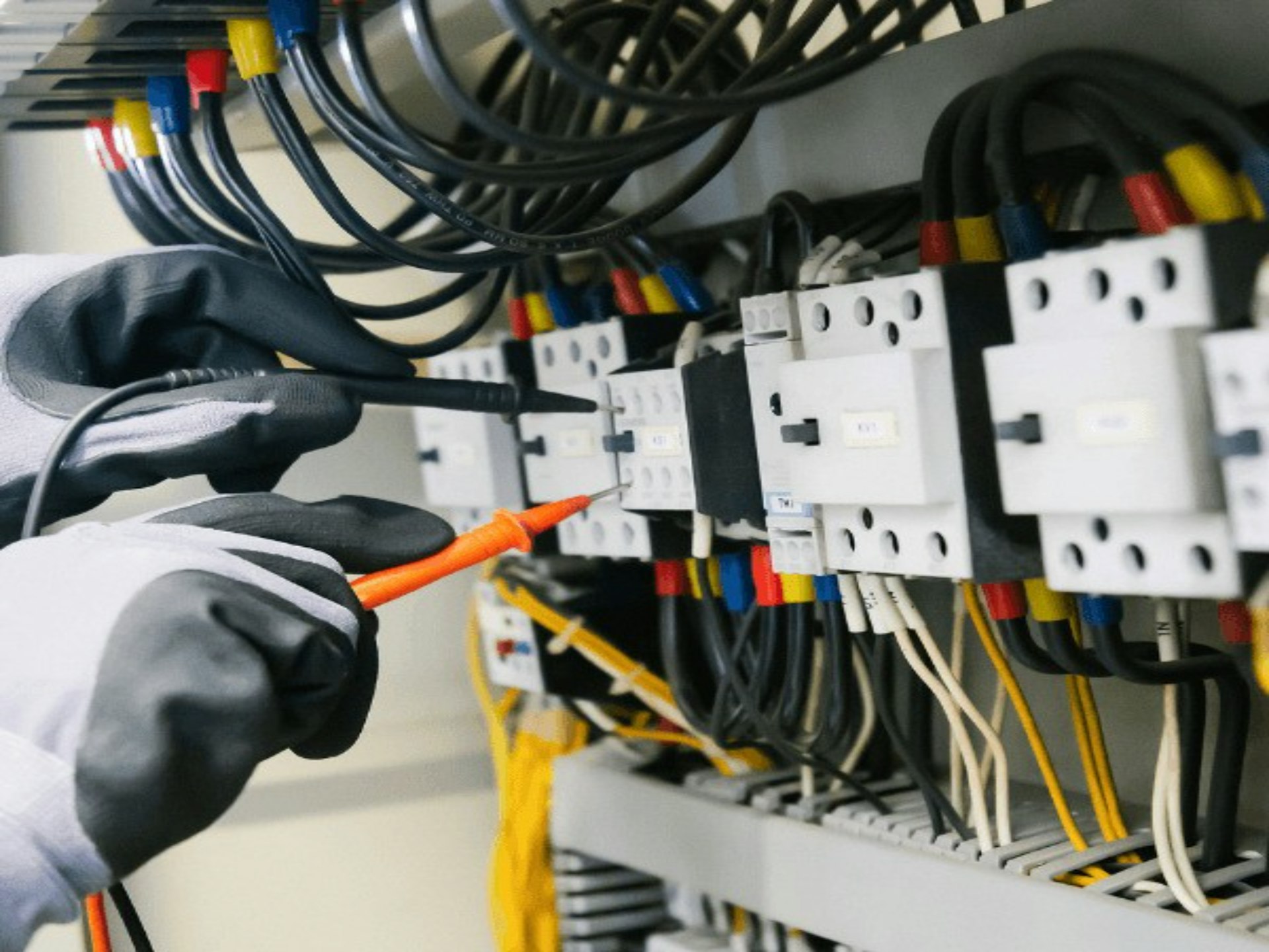 Elektriker von Schmidt Elektrotechnik prüft einen Schaltschrank in Neu-Isenburg