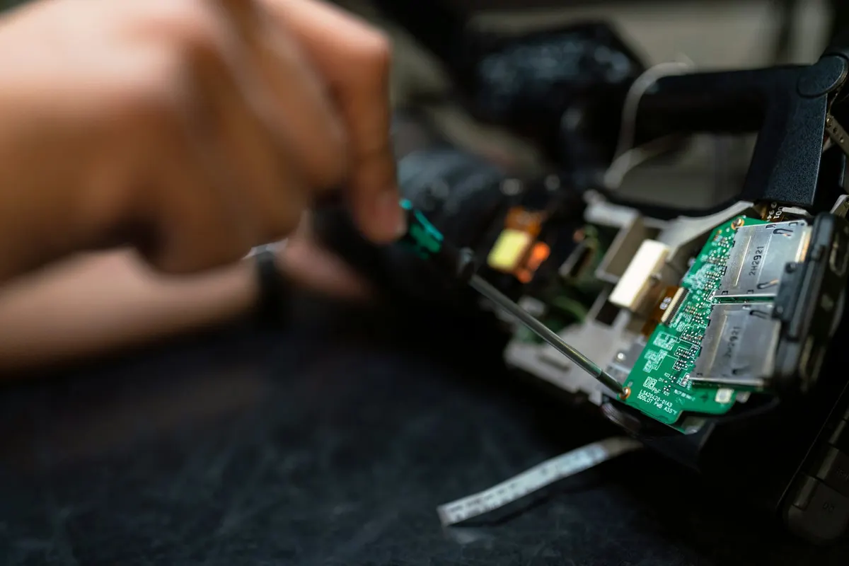 Arbeiten an elektronischen Bauteilen